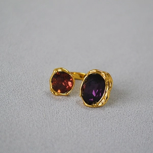 Anello vintage oro con grandi gemme rosse e viola con uno stile di trama organica