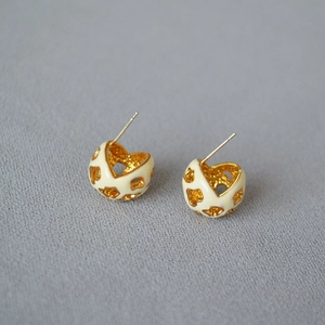 Boucles d'oreilles vintage en émail blanc et or avec motifs géométriques évidés en C