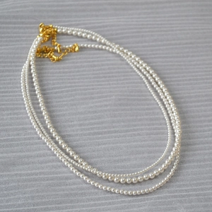 Detailansicht der dreilagigen Perlenkette mit verstellbarem goldenem Verschluss