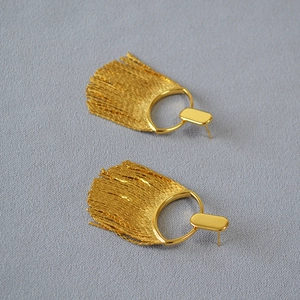 Boucles d'oreilles luxueuses à pampilles dorées avec anneau minimaliste et tige en argent 925