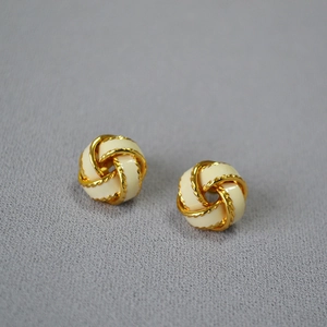 Boucles d'oreilles nœuds en laiton doré avec émail crème et texture torsadée rétro