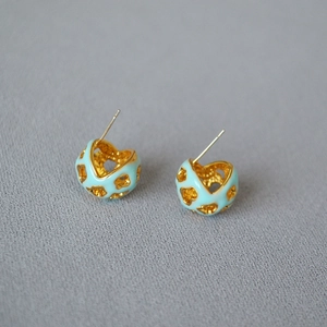 Boucles d'oreilles boules en émail bleu ciel avec motif de cœur évidé et doré