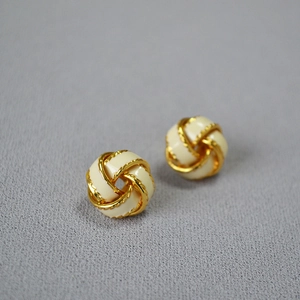 Détails de boucles d'oreilles vintage en laiton doré avec émail crème torsadé