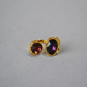 Anello aperto dorato con pietre di vetro sfaccettate viola scuro e marrone rossastro