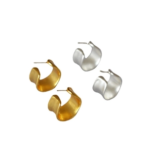 Irregular matte C-shape wave hoop earrings in gold and silver finishes