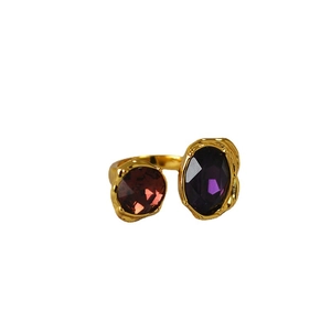 Anello regolabile retrò con gemme scure e montura dorata con texture effetto lava fusa