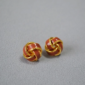 Boucles d'oreilles nœuds dorés rétro avec émail brun rouge pour un look vintage élégant