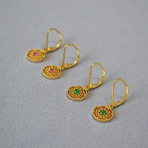 Boucles d'oreilles dentelle dorées avec cabochons en pierres vertes et roses