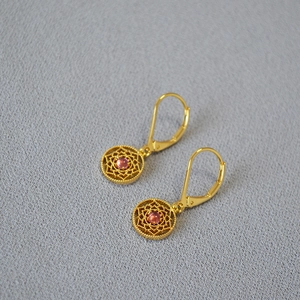 Boucles d'Oreilles Dormeuses en Cuivre Vintage Fleur de Dentelle Ajourée Plaqué Or 18K avec Strass Rose Incrusté Mandala Boucles d'Oreilles Femme