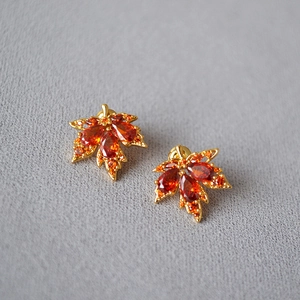 Ahornblatt-Ohrringe mit orangefarbenen Zirkonia-Steinen und 925 Silberstiften