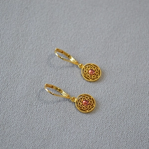 Boucles d'oreilles mandala dorées avec rubis rose central et fermoirs de style levier chic