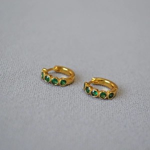 Boucles d'oreilles créoles minimalistes en laiton plaqué or avec cinq zircons vert émeraude