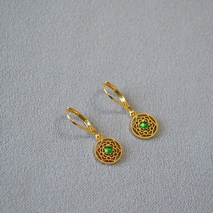 Boucles d'oreilles vintage en dentelle dorée avec pierre verte et design circulaire