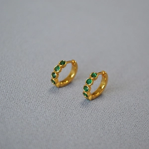 Boucles d'oreilles créoles dorées en laiton avec cinq zircons verts émeraude ronds