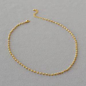 Collier élégant en laiton plaqué or avec perles facettées, fermoir mousqueton et extension