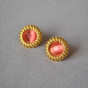 Vue détaillée des boucles d'oreilles rétro avec bordure torsadée et pierre corail