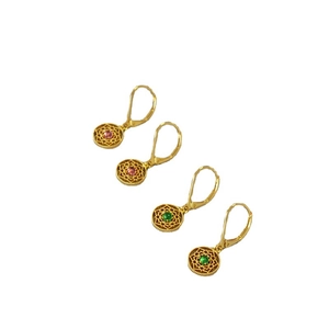 Boucles d'oreilles mandala dorées avec pierres précieuses roses et vertes de style épuré