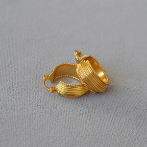French vintage ribbed gold earrings with beaded edge and polished metal texture
