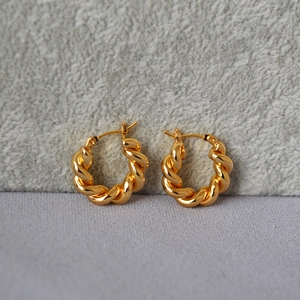 Élégantes boucles d'oreilles créoles torsadées en laiton doré avec motif tressé pour femme