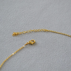 Collier minimaliste en laiton doré avec pendentif barillet et fermoir mousqueton réglable