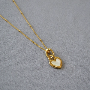 Collier avec pendentif cœur doré et incrustation nacre blanche sur chaîne à billes