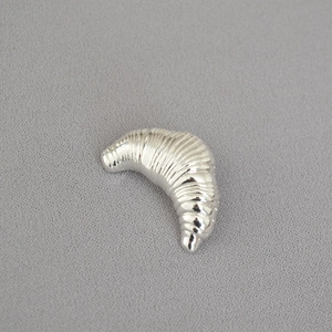 Niche Designer Silver Croissant Bread Shape Brooch For Women Copper Electroplated Jewelry Decorative Accessory Daily Pin