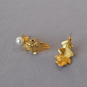 Vintage gold leaf stud earrings with asymmetric pearl and 925 silver needle for women