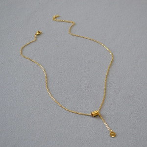 Collier minimaliste en plaqué or avec pendentif cylindre et goutte à disque poli