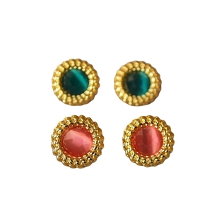 Boucles d'oreilles rétro dorées torsadées avec gemmes vert paon et rose corail en lot