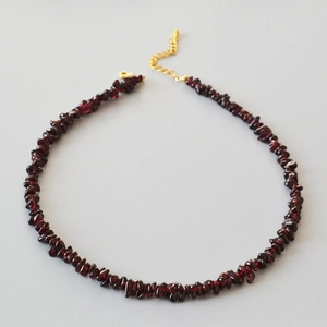 Collier baroque en perles de grenat avec pierres irrégulières et fermoir doré
