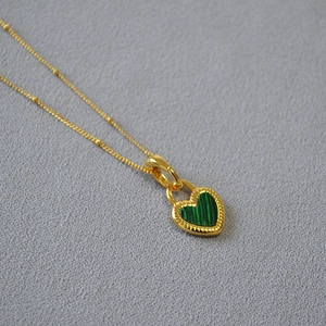Collier à chaîne dorée avec pendentif en malachite verte en forme de cœur rétro