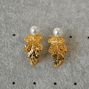 Vintage gold-plated irregular leaf earrings with white pearls and 925 silver pins