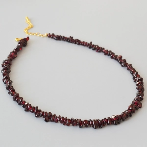 Collier élégant en perles de grenat baroque avec fermoir mousqueton doré ajustable