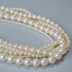 Vue rapprochée d'un collier de perles multicouche montrant diverses tailles et éclats