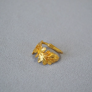 Adjustable golden brass open ring featuring detailed layered oak leaf textures