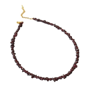 Collier en perles de grenat avec pierres irrégulières et fermoir mousqueton doré ajustable au dos