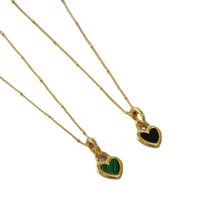 Collier en or minimaliste avec pendentifs cœur noir et vert et chaîne à billes fine