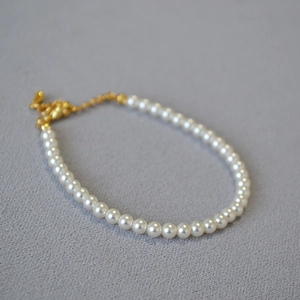 Bracelet de perles élégant avec fermoir mousqueton doré et chaîne réglable pour femme