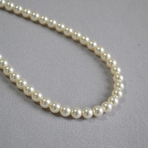 Collier élégant de perles d'imitation blanc crème au fini brillant style français