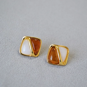 Vintage geometric square stud earrings with bicolor cream and amber resin in gold finish