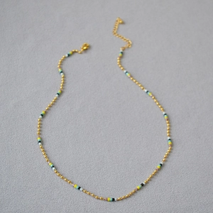 Collier minimaliste fait main en perles colorées avec chaîne et fermoir en laiton doré