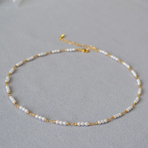 Collier élégant plaqué or avec petites perles blanches et chaîne d'extension réglable