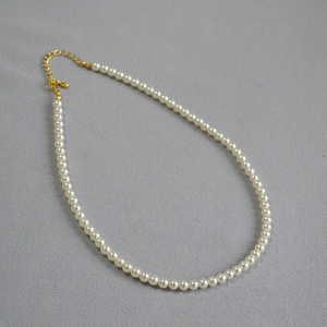 Détail du collier de perles avec fermoir doré et chaîne d'extension ajustable
