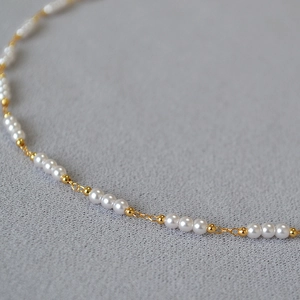 Élégant collier en laiton plaqué or avec perles blanches et design de chaîne minimaliste