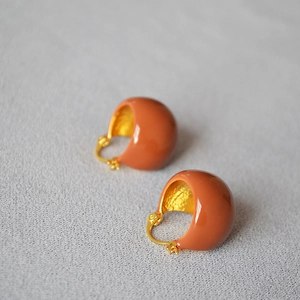 Boucles d'oreilles émaillées dorées minimalistes en orange chaud pour un look chic vintage