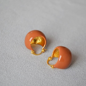 Boucles d'oreilles boules minimalistes en laiton doré avec émail marron pour femme