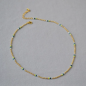 Ras du cou minimaliste en laiton doré avec perles de riz colorées et fermoir mousqueton