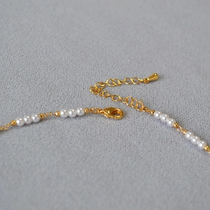Collier minimaliste en laiton doré avec perles blanches et fermoir mousqueton