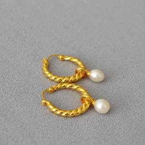 Créoles dorées torsadées avec perles blanches en forme de goutte au design minimaliste