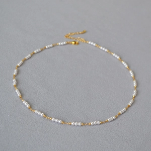 Détails du collier de perles blanches et chaîne dorée avec fermoir ajustable